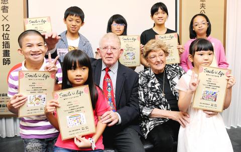 Retired US surgeon meets with patients